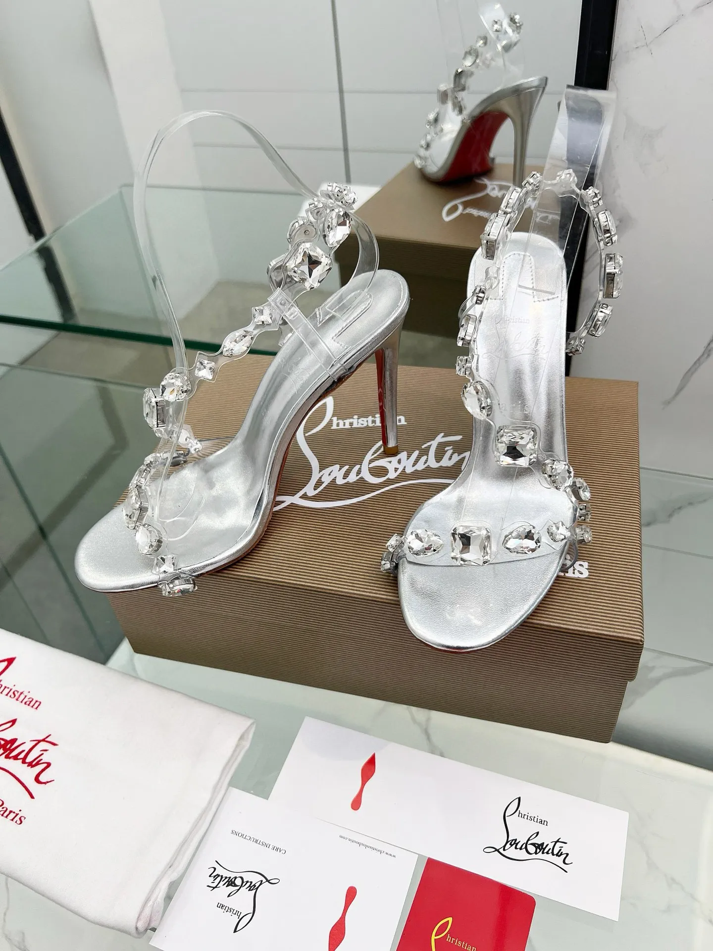 👟👟Ex-factory price 600👟👟 ChristianLouboutin/Lu Boting CL red-soled shoes 🔥4050 New spring and summer series debut, creative and bold shoe design shows avant-garde attitude and refreshes urban style. Elegant and fashionable, it is embellished with a silver buckle and colorful crystals that wrap beautifully around the ankle💎.   1⃣️Fabric: Imported original material PUC 2⃣️Inner lining: Imported Italian lambskin, super soft and delicate 3⃣️Outsole: Imported Italian original original color genuine leather sole Heel height 10.5 4⃣️Code number: 35 to 39 (customized at 40.41.42.43)